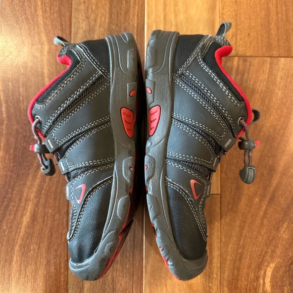 Keen Oakridge Boys Sz 1 Waterproof Hiking Shoes Black/Red - EUC - Picture 2 of 7
